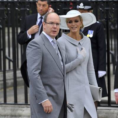 Promis und Adelige vor der Kirche