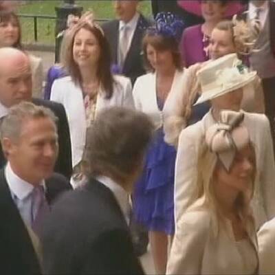 Promis und Adelige vor der Kirche