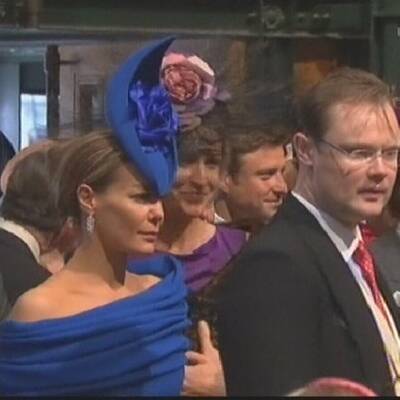 Promis und Adelige vor der Kirche