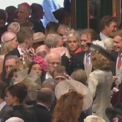 Promis und Adelige vor der Kirche