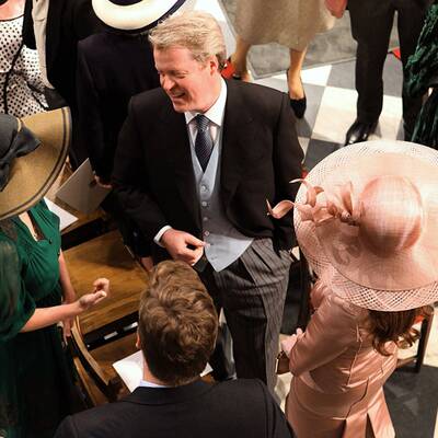 Promis und Adelige vor der Kirche