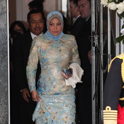 Promis und Adelige vor der Kirche