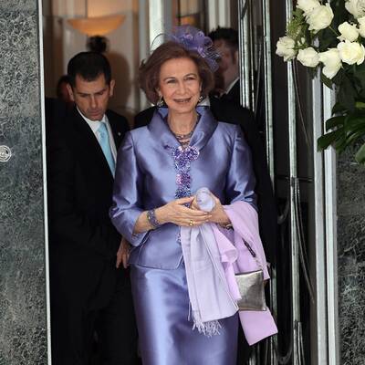 Promis und Adelige vor der Kirche