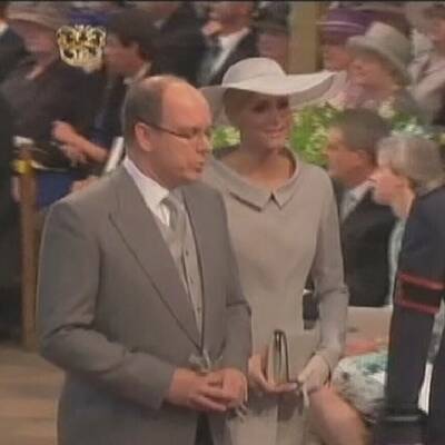 Promis und Adelige vor der Kirche