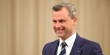 Hofer sieht Zweikampf um Platz eins