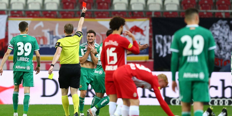 Maximilian Hofmann sieht Rot gegen Salzburg