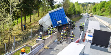 Horror-Crash: Lkw kracht gegen Betonleitwand