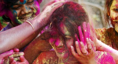 Holi-Fest: Inder liefern sich Farbenschlacht