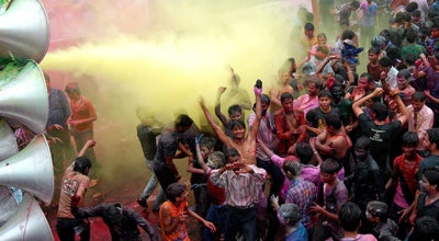 Holi-Fest: Inder liefern sich Farbenschlacht