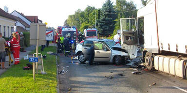 Auto kracht frontal in Lkw: 2 Schwerverletzte
