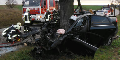 Baum reißt Auto in 2 Teile: Lenker tot