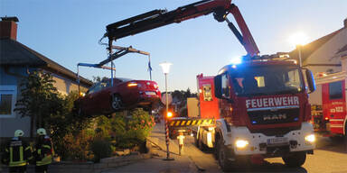 Auto bei Unfall in Vorgarten katapultiert