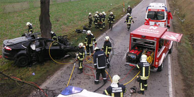 Baum reißt Auto in 2 Teile: Lenker tot
