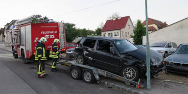 Auto bei Unfall in Vorgarten katapultiert