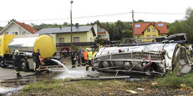 Lkw-Anhänger von Güterzug gerammt