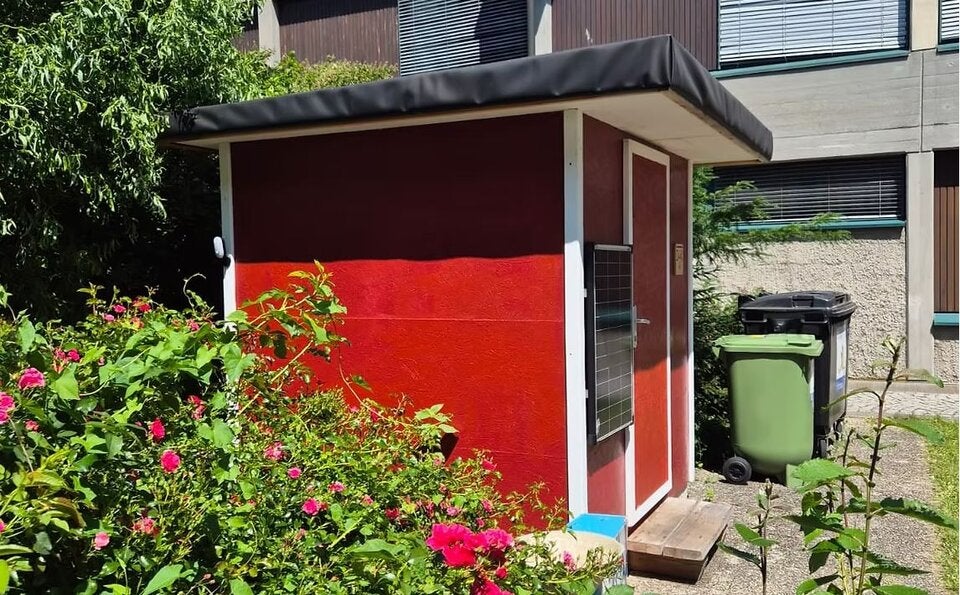 Kleine versperrbare Hütten für Privatsphäre.