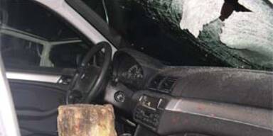 Irrer wirft Holzklotz auf Autobahn - Mutter tot