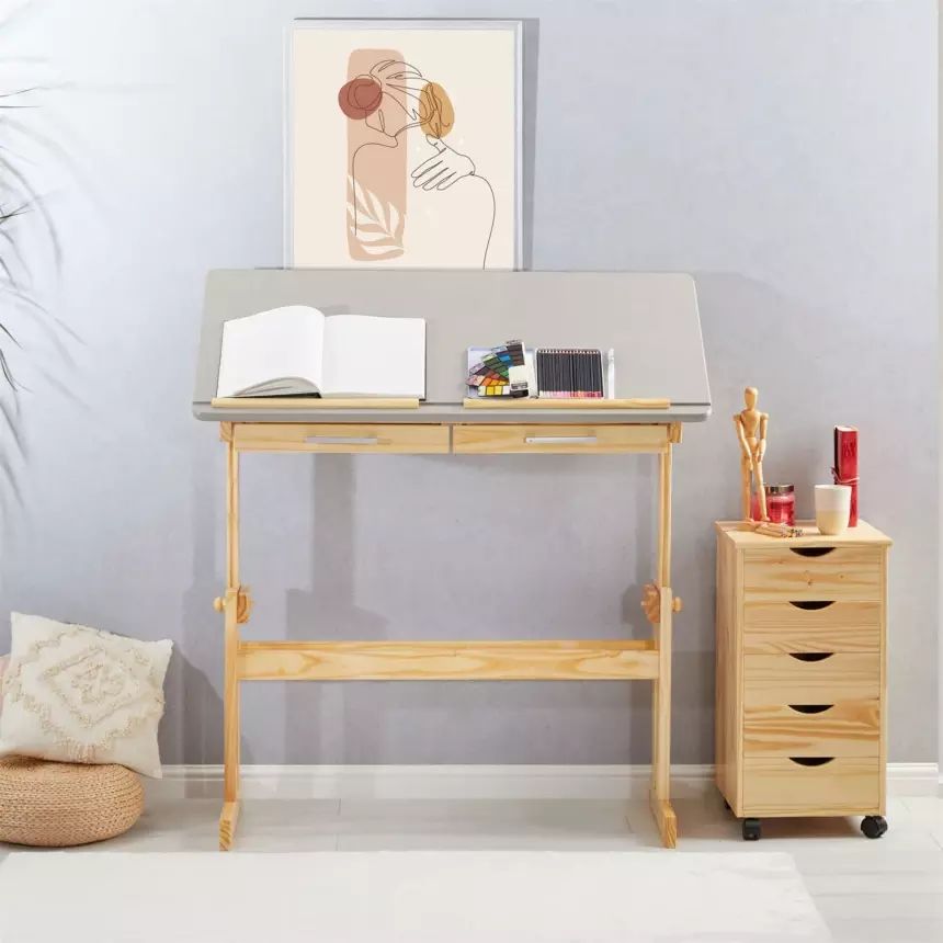 Integrierte Laden und eine verstell-bare Arbeitsfläche bietet der Kinderschreibtisch Olivia von Idimex. Um 147,45 Euro, home24.at  