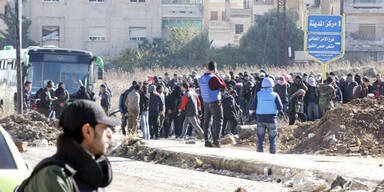 Rebellen r&auml;umen Hochburg Homs