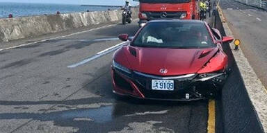 Autotester schrottet brandneuen Honda NSX