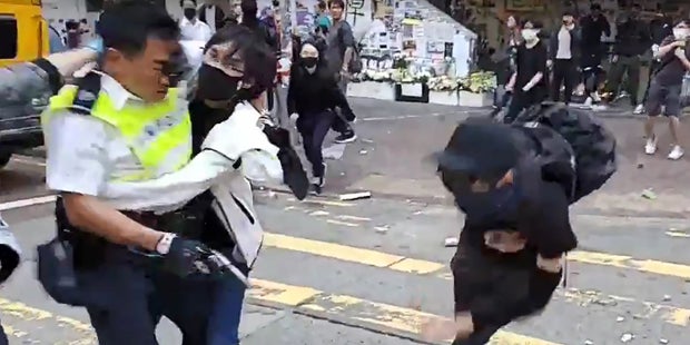 Hongkong: Polizist schießt Demonstrant in die Brust
