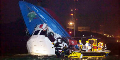 Schiff sinkt nach Crash mit Fähre - 37 Tote 