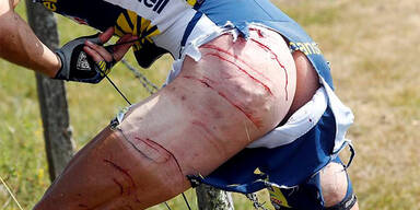 Begleitwagen fährt Radprofis um