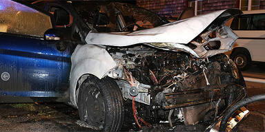 Mödling: Hooligans fackeln Auto ab 