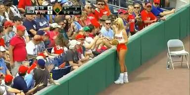 Peinliches Blondinen-Fail beim Baseball