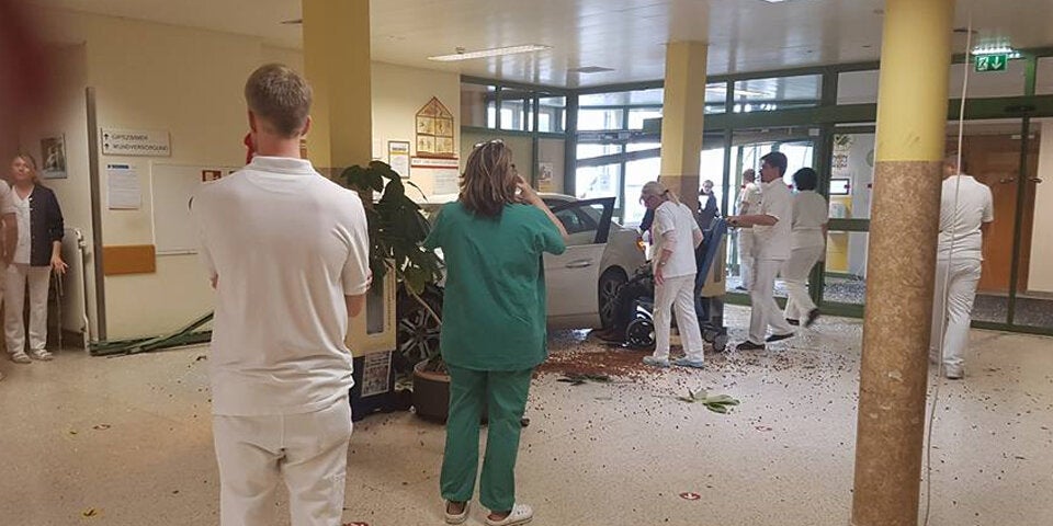 Taxlerin (84) rast mit Auto in Spital