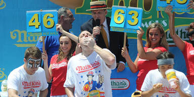 Wettessen: 69 Hotdogs in zehn Minuten