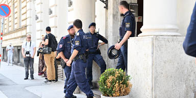 Polizisten vor Hotel