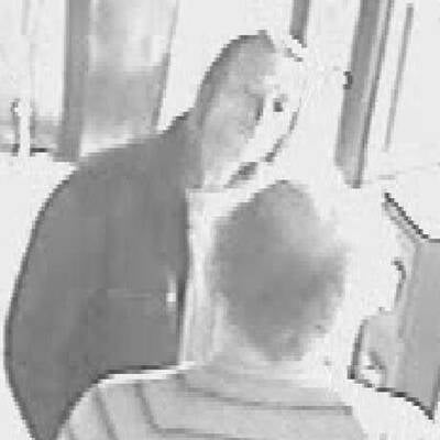 Ein Unbekannter verprügelte den blinden Deutschen.