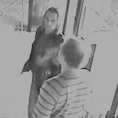 Ein Unbekannter verprügelte den blinden Deutschen.