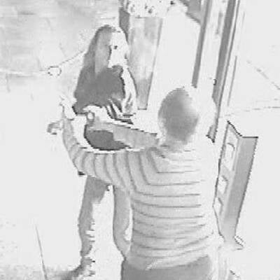 Ein Unbekannter verprügelte den blinden Deutschen.