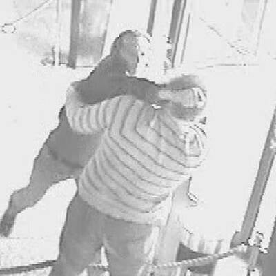 Ein Unbekannter verprügelte den blinden Deutschen.