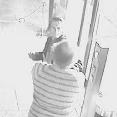 Ein Unbekannter verprügelte den blinden Deutschen.