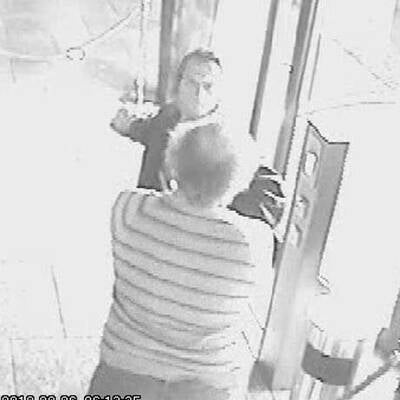 Ein Unbekannter verprügelte den blinden Deutschen.