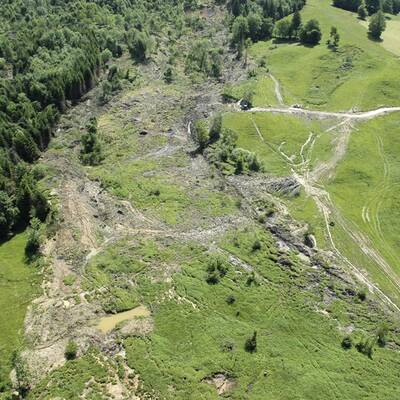 Risse bis zu 2 Meter tief