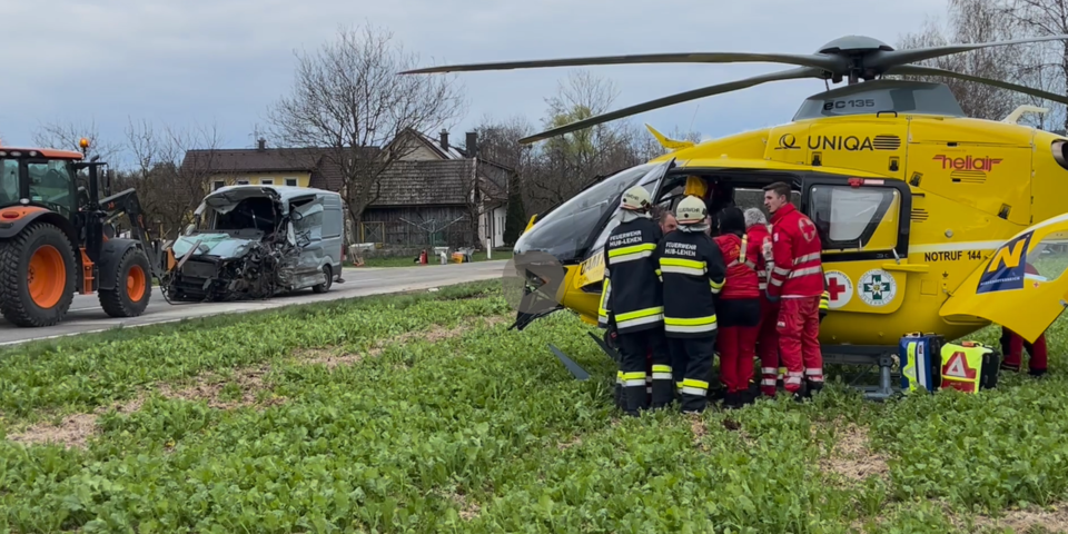 Einsatz in NÖ: Heftiger Crash fordert mehrere Schwerverletzte