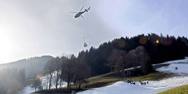 Hubschrauber bleibt an Seil hängen