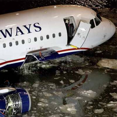 Das Airbuswrack wurde nach der Notwasserung mittels Kran gehoben.