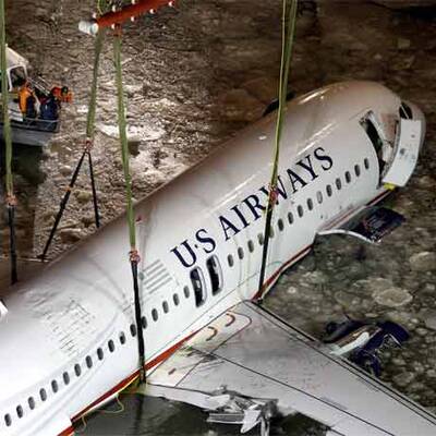 Das Airbuswrack wurde nach der Notwasserung mittels Kran gehoben.