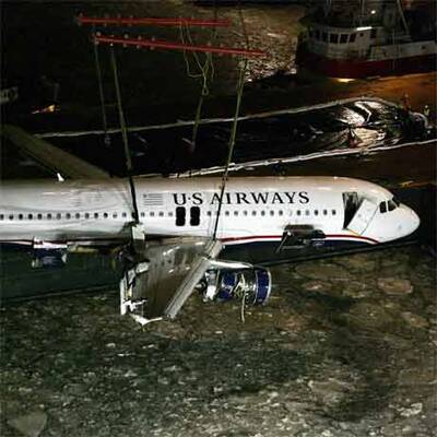 Das Airbuswrack wurde nach der Notwasserung mittels Kran gehoben.