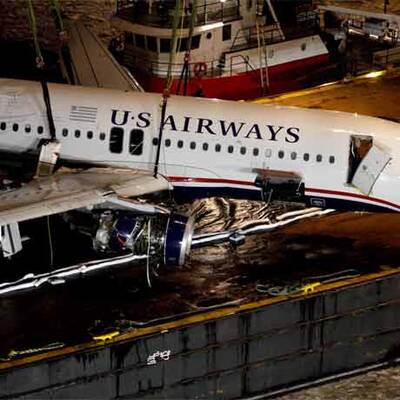 Das Airbuswrack wurde nach der Notwasserung mittels Kran gehoben.