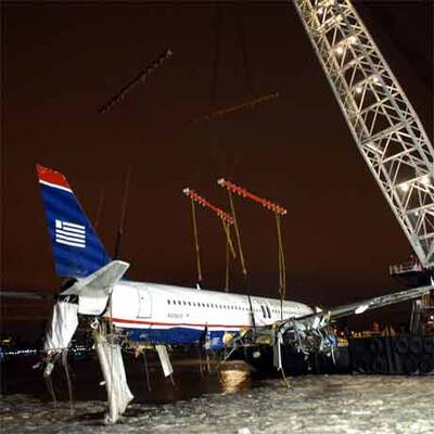 Das Airbuswrack wurde nach der Notwasserung mittels Kran gehoben.