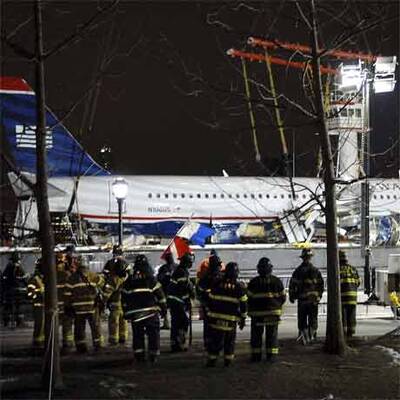 Das Airbuswrack wurde nach der Notwasserung mittels Kran gehoben.