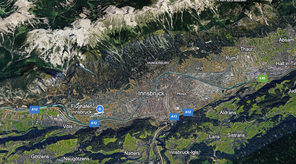 Innsbruck auf Satellitenfoto: Oben zentral sieht man die Hungerburg, unten Innsbruck-Igls.