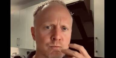 Mmmhh lecker: Reporter isst nach falscher Wahlprognose Hut