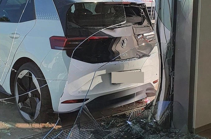 Rentner crasht VW ID.3 nach 20 Metern
